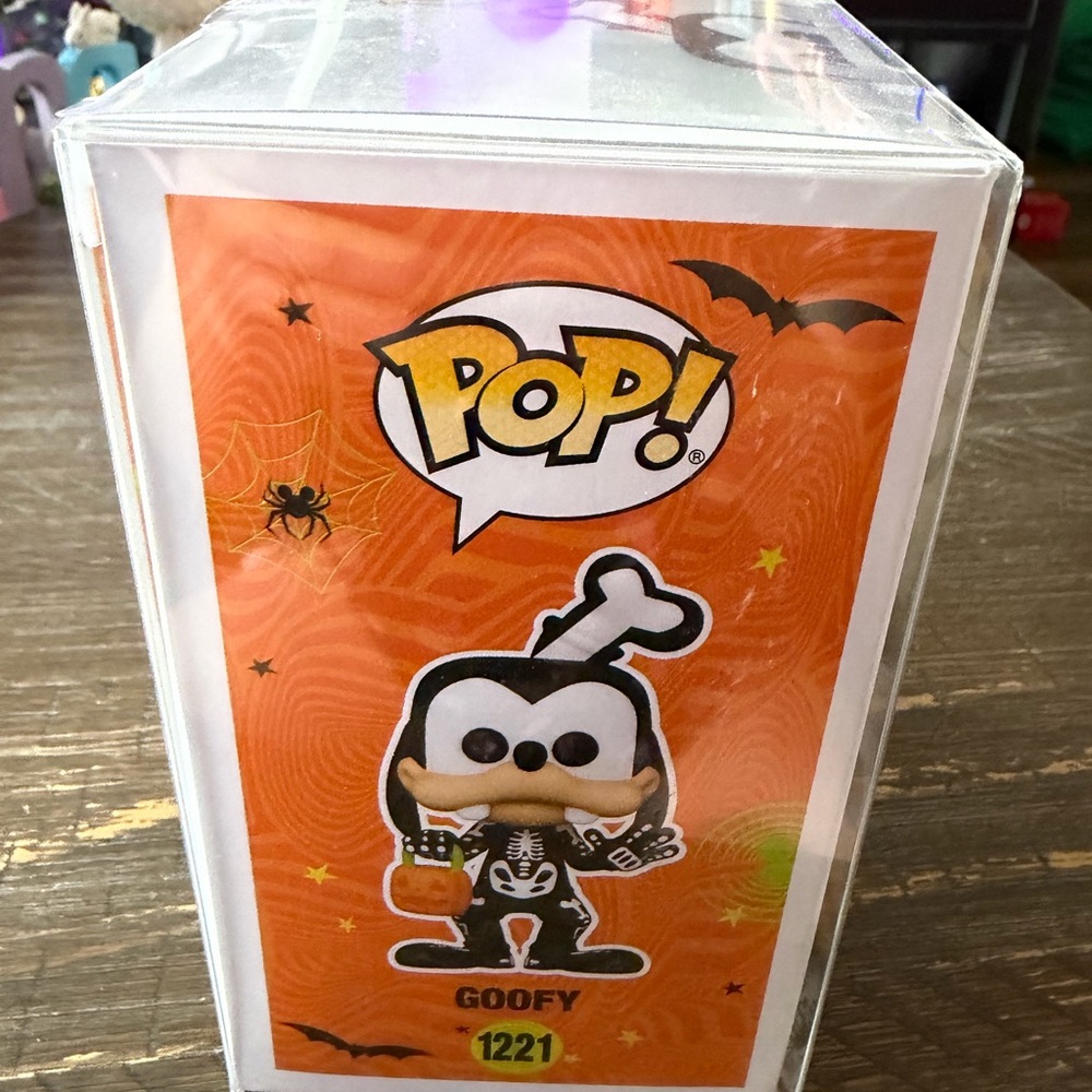 Funko Pop! Disney Goofy Glow-in-the-Dark Skeleton with Orange Pumpkin - Picture 4 of 4